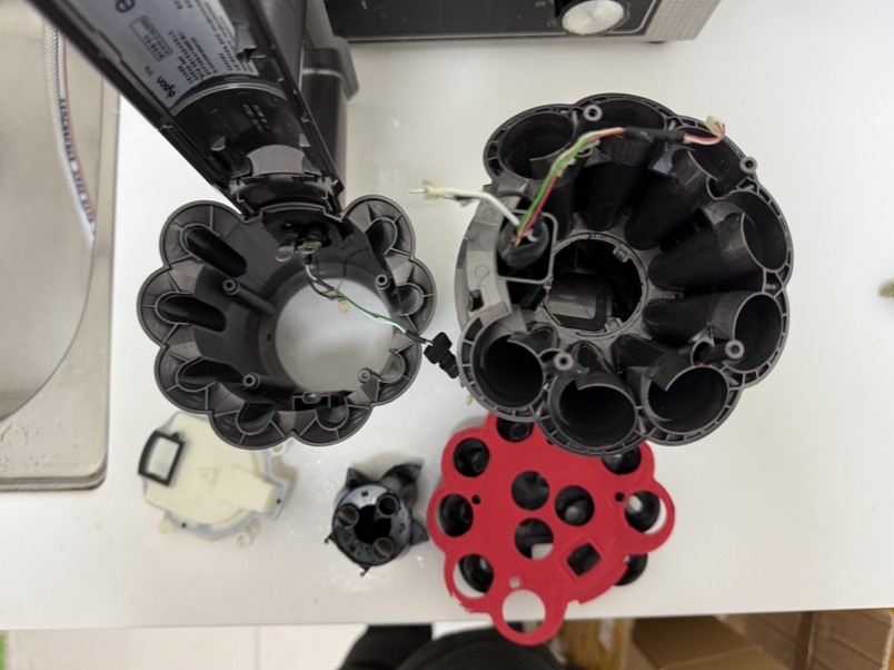 Dyson V12 氣旋組件經超音波清洗與高壓沖洗後,錐體內部恢復原本黑色塑料表面