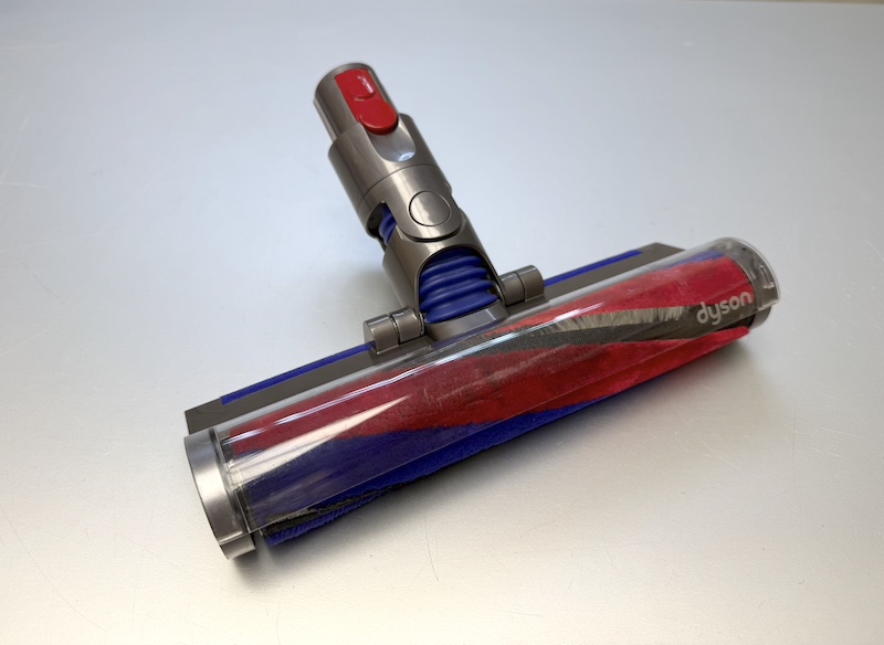 更換全新連接軟管後的 Dyson Digital Slim Origin 地板吸頭，集塵通道恢復密封
