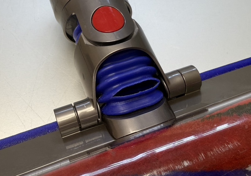 Dyson Digital Slim Origin 地板吸頭中央的橡膠連接軟管破裂，集塵通道無法密封