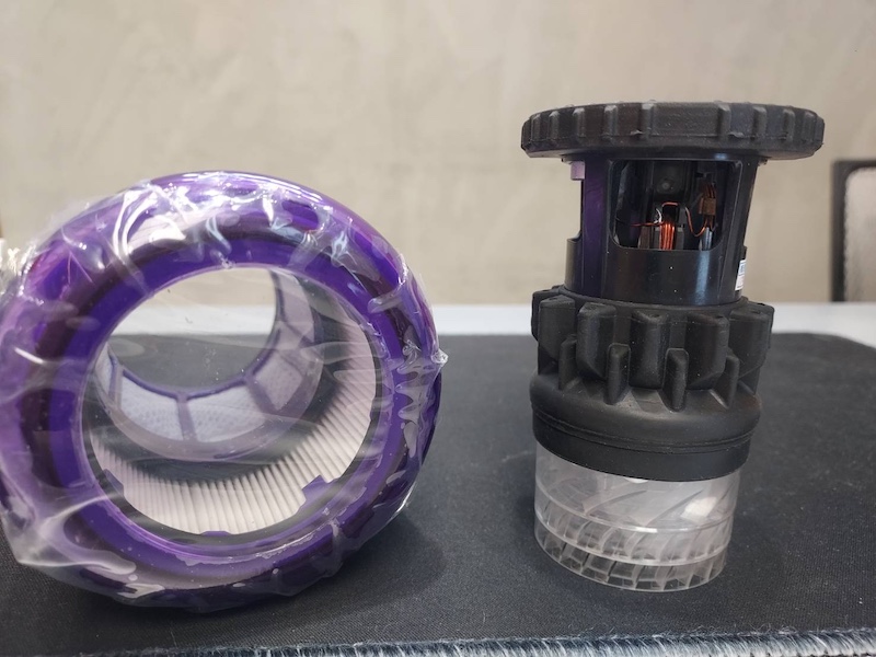 更換後的全新 V11 馬達模組與全新濾網對照