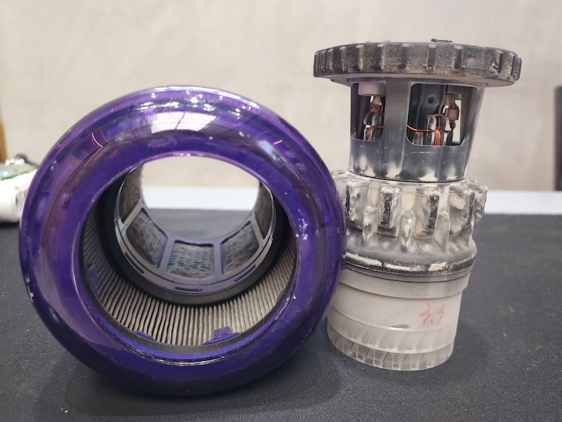 Dyson V11 拆解後的舊馬達與已呈灰黑色的舊濾網